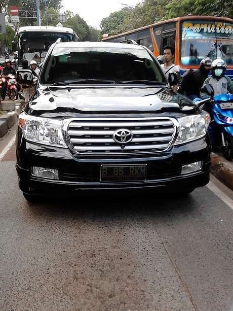 Ternyata Pelat Nomor yang Digunakan Land Cruiser Itu Untuk Mobil Vellfire