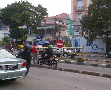 Patroli di Jalur TransJ dan Bantu Korban Kecelakaan
