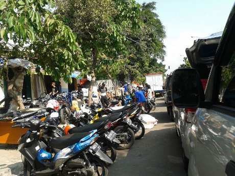 Barang Ekspedisi di Dekat Stasiun Senen Membeludak dan Bikin Macet