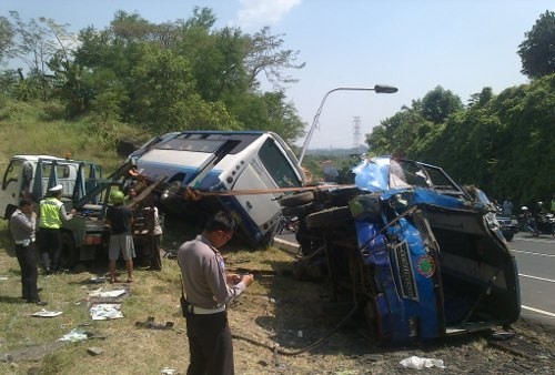 Kecelakaan Karambol Dua Bus dan Dua Motor di Semarang, 1 Tewas dan 16 Luka-luka