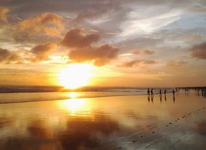 Gelombang Laut Pantai Selatan Mulai Tinggi, Wisatawan Diimbau Waspada