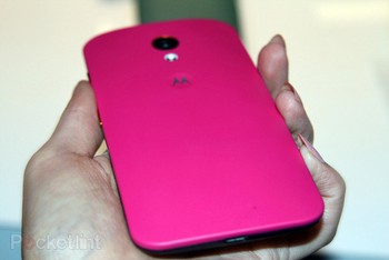 Beginilah desain bagian belakang Moto X versi warna pink. (kredit foto: pocket lint)