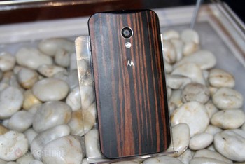 Ada juga versi cover belakang dengan warna mirip kayu. Namun baru akan dikeluarkan di kuartal IV 2013. (kredit foto: pocket lint)