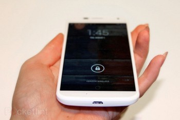 Adapun dapur pacunya digeber dengan prosesor dual core Qualcomm Snapdragon S4 Pro 1.7 GHz, Adreno 320 quad core graphics, serta RAM 2GB. (kredit foto: pocket lint)
