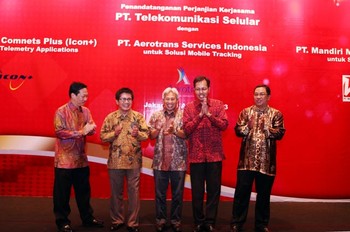     (Ki-Ka) Vice President Corporate and Community Account Management Telkomsel Primadi K Putra, Managing Director PT Aerotrans Services Indonesia Wendy Sofyan, Direktur Utama PT. Indonesia Comnets Plus (Icon+) Muhammad Buldansyah, Direktur Sales Telkomsel Masud Khamid, dan Direktur PT Mandiri Makmur Mahardika Aris Daryono usai acara penandatanganan kerjasama untuk solusi Mobile Tracking, Telemetry Applications, dan E-health.
