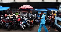 Halte di kawasan Tanah Abang, Jakarta Pusat, dipenuhi oleh para penjual makanan dan minuman.