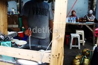 Mulai dari makanan hingga minuman dijual di tempat menunggu angkutan umum tersebut.