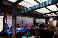 Para pedagang yang mangkal itu akan mengganggu kenyaman warga. Padahal, halte sengaja dibangun untuk sarana warga saat menunggu angkutan umum.