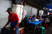 Sejumlah warga menikmati aneka makanan yang djual di halte tersebut.