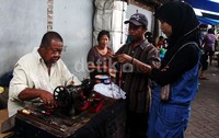 Tidak hanya digunakan para penjual makanan, halte ini juga dipakai penjahit untuk mengais rezeki.