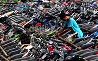 Pekerja merapihkan tumpukan motor yang akan dilepas mudik di pool bus PPD di Klender, Jakarta Timur, Jumat (02/08/2013).