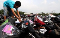Selain itu, sebanyak 55 bus akan disiapkan Kementerian Perhubungan untuk mengangkut 3.474 orang penumpang, pemilik sepeda motor tersebut.