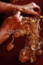 Jelang Lebaran, Perhiasan Imitasi Laris