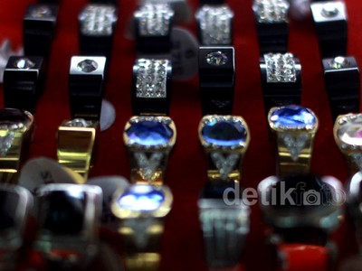 Jelang Lebaran, Perhiasan Imitasi Laris
