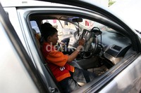 Montir memperbaiki sebuah mobil di bengkel DTM, Jalan Cikunir Raya, Bekasi, Jumat (2/8/2013).