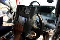 Montir menggunakan alat teknologi Vehicle Diagnotic Computer untuk menganalisa kerusakan mesin.