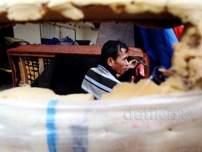 Jelang Lebaran Omset Reparasi Sofa Meningkat
