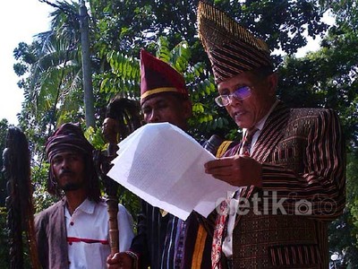 Tiga Pahlawan Lingkungan Protes Kerusakan Danau Toba