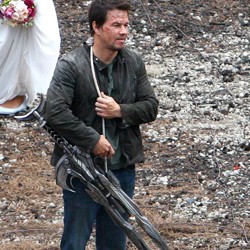 Mark Wahlberg Bawa Pedang Besar di Lokasi Syuting Transformers 4