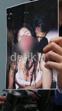 Foto saat Nikita dipegangi oleh cowo 'misterius' yang sampai sekarang belum diketahui identitas dirinya.