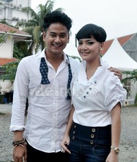 Dwi Andhika merangkul sang kekasih. Noel/detikHOT.