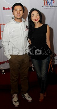 Gisel bergaya casual chic dibalut blouse peplum hitam yang dipadukan dengan celana denim, dan heels merah. Gus Mun/detikHOT.