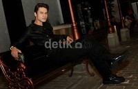 Gaya cool Indra. Gus Mun/detikHOT.