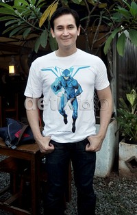 Ia tampil casual dibalut kaus putih bergambar dan celana denim. Noel/detikHOT.