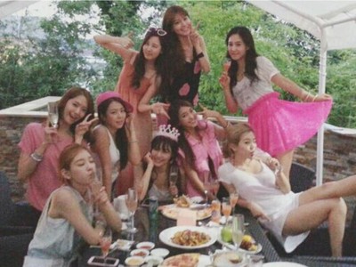 Keceriaan SNSD Rayakan Ultah Tiffany