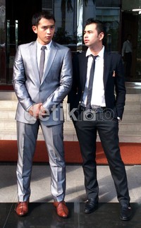 Sedangkan Raffi tampil dengan setelan jas hitamnya. Iqbal/detikHOT.