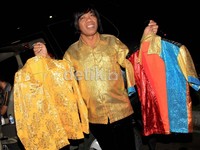 Di situ terlihat, Pak Tarno membawa beberapa kemeja berwarna mencolok.