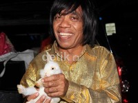 Nanti saya mau perform juga di sana menghibur masyarakat. Itu saya bawa kelinci, burung, bebek, katanya sambil sibuk menunjukkan tiap apa yang dimaksudnya.