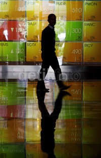 Indeks sempat naik tinggi di awal perdagangan, sampai ke posisi tertingginya hari ini di 4.658,434. Aksi ambil untung menghambat laju penguatan IHSG.