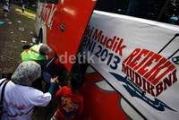 Beberapa pemudik memasukkan barang bawaan ke bagasi bus.