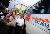 Menakertrans Muhaimin Iskandar, Menteri Perhubungan E.E Mangidaan, dan Dirut Bank BNI Gatot M Suwondo melepas para pemudik.