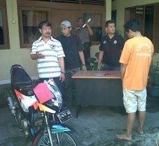 Rampas Motor Balap, Penjual Kopi Gagal Mudik ke Garut