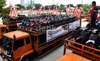 Sebanyak 2.400 orang pemilik sepeda motor ini diberangkatkan dengan menggunakan bus.