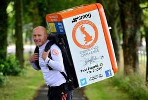 Galang Dana, Kakek 49 Tahun Lari 1.053 Meter Sambil Boyong Kulkas 42,5 Kg
