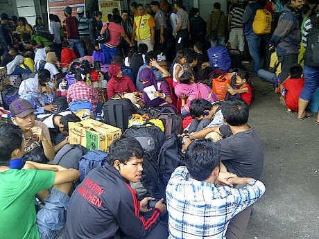 Pemudik di Stasiun Senen Membeludak, Antrean Tiket Mengular