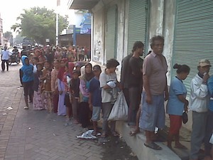 Orang-orang ini Antre Sejak Kemarin Demi Dapatkan Zakat di Semarang
