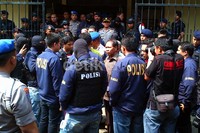 Berbaju hijau lengan panjang, dia langsung dihampiri oleh sejumlah personel polisi.