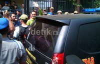 Satu orang anggota polisi lalu membacakan surat perintah penangkapan baru untuk Hercules. Tak lama kemudian, Hercules langsung dimasukkan ke mobil Avanza hitam sambil dikawal ketat 8 personel tim pemburu preman.