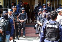 Polisi bersenjata lengkap berjaga di depan tahanan Polda Metro Jaya.