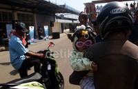     Para pemudik memasuki kapal.