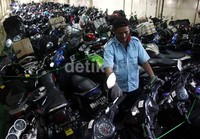 Kapal tersebut juga mengangkut sebanyak 1.338 unit sepeda motor.