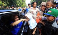 Hatta Rajasa menyapa pemudik.
