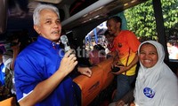 Hatta Rajasa berdialog dengan pemudik.