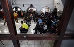 Pemudik di Stasiun Senen Membludak