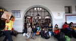 Pemudik di Stasiun Senen Membludak