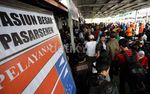 Pemudik di Stasiun Senen Membludak
